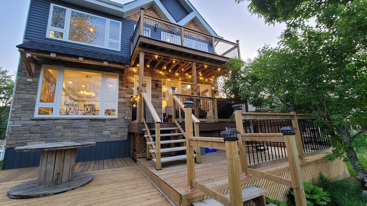 CAN-Luxury cottage by the water