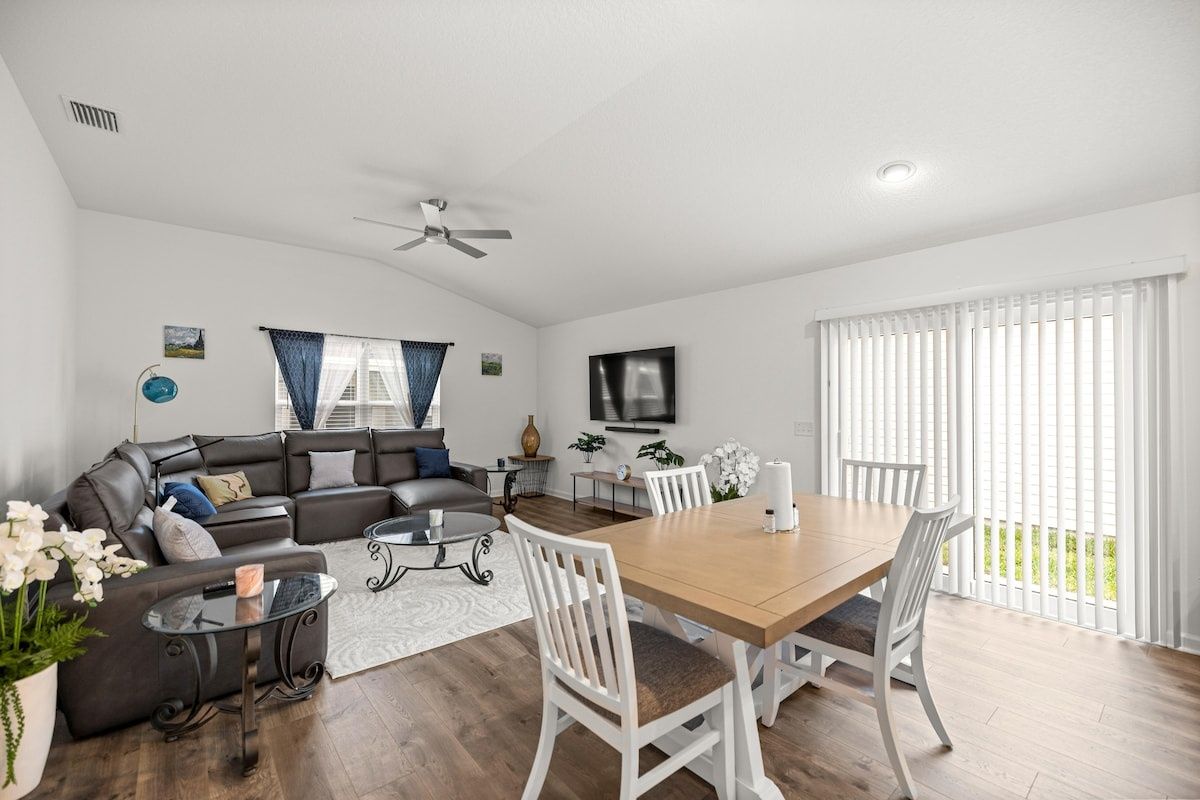Cozy 2BR Near Eastport Sq. & Middleton | Patio — photo 4