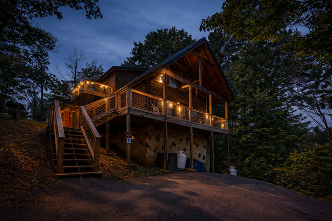 Owl's Nest ~ Cozy, Modern Gatlinburg Retreat~Seasonal Views