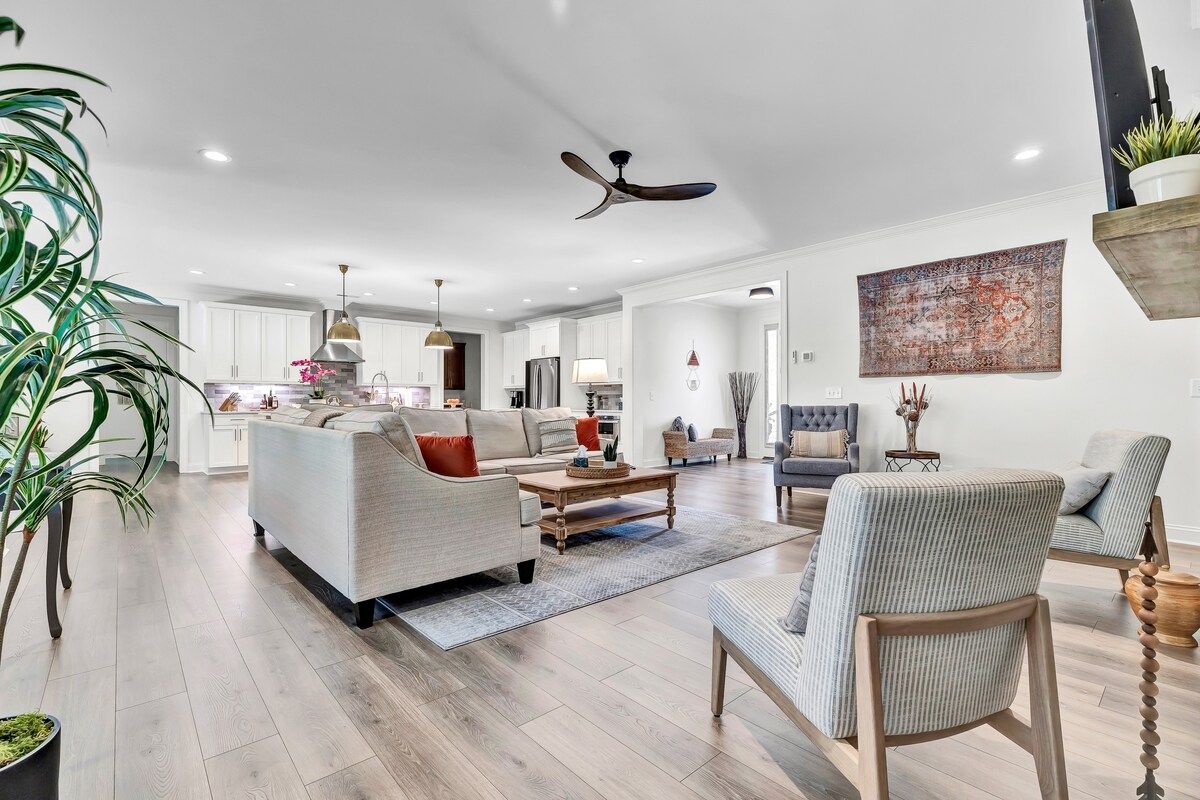 Luxury Oasis - Pool, Jacuzzi, Golf Cart!