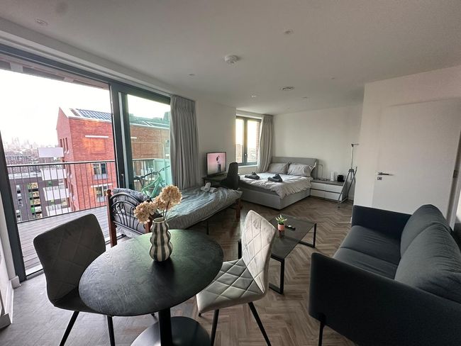 Modern Studio with Stunning Views of Canary Wharf and Central London