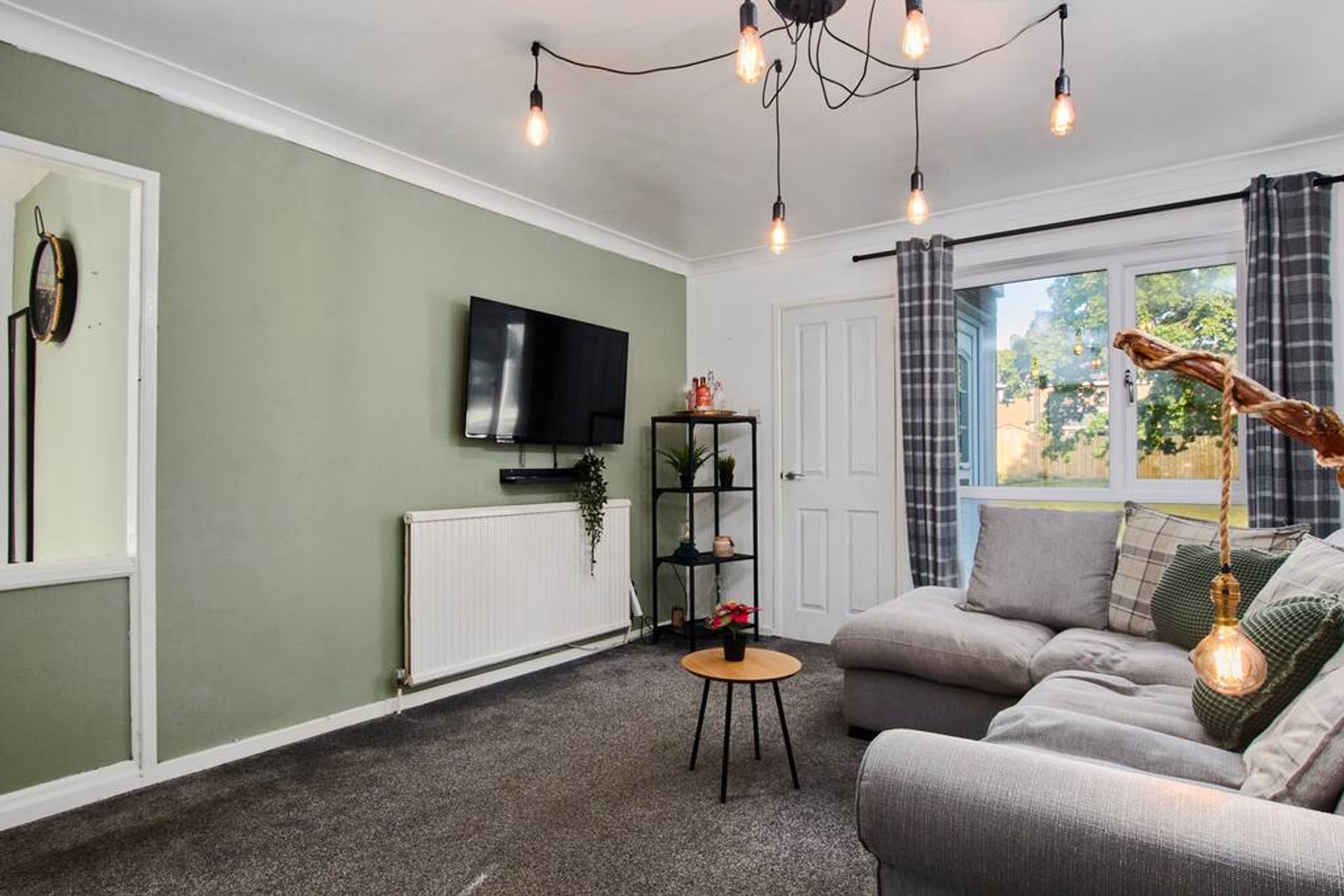 Cosy 2 bedroom flat, with parking & garden