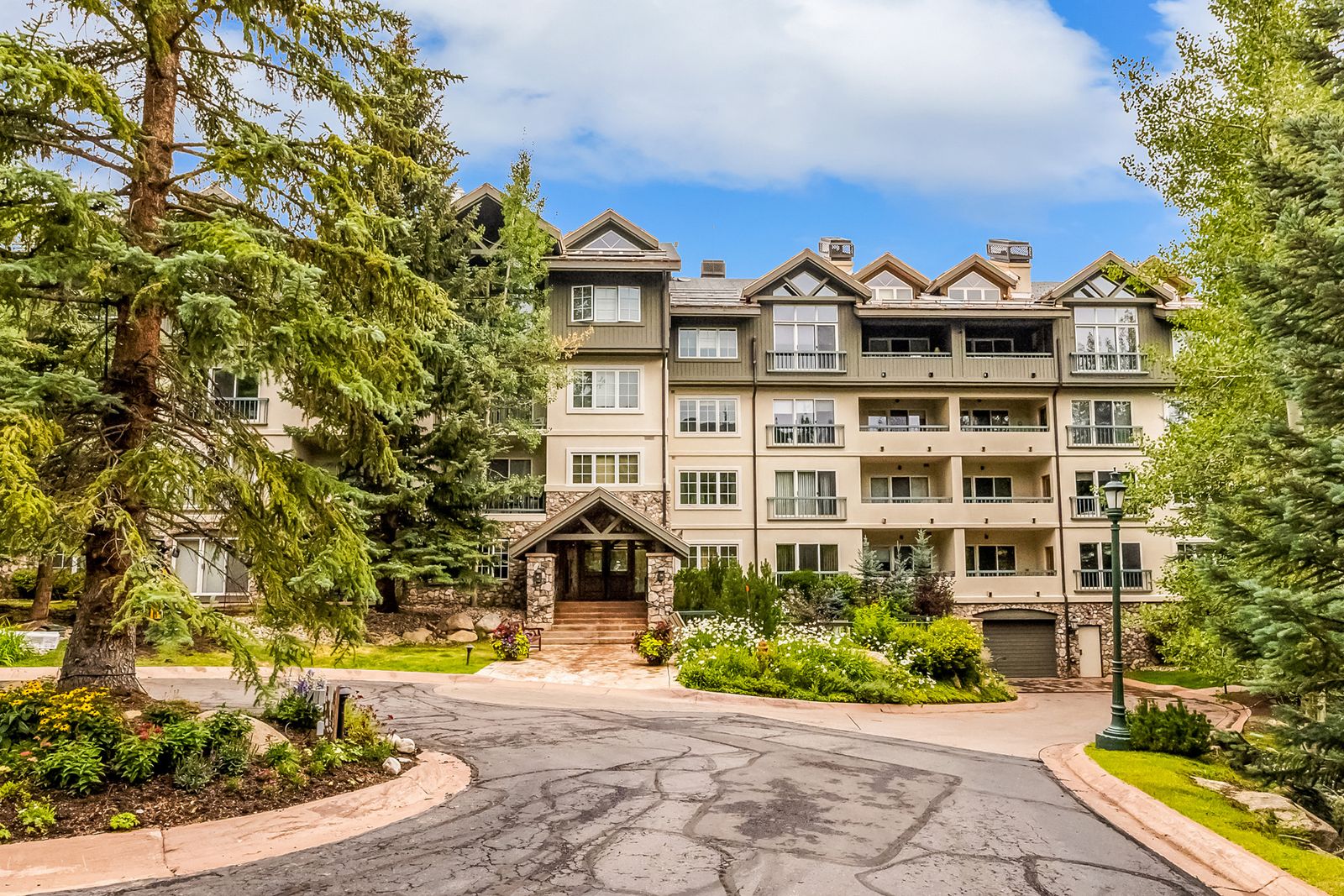 Luxe Beaver Creek 2BR – Balcony Views & Alpine Summer Escape