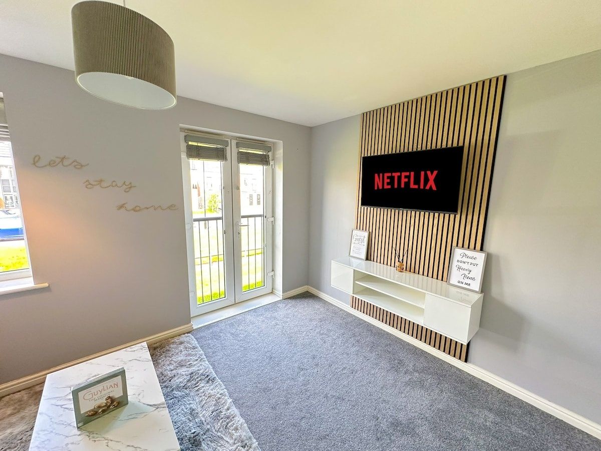 Luxury 4 Bed House - Free Parking - Great Park