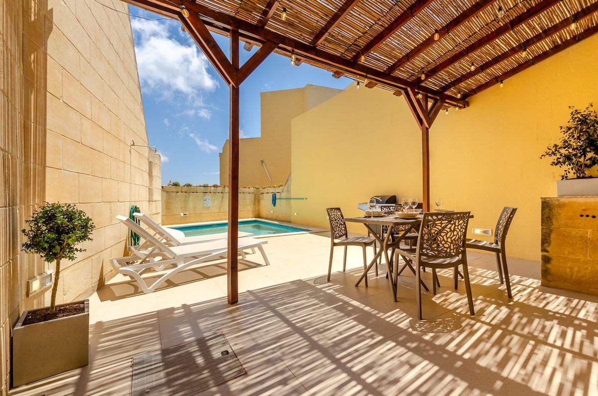 Escape w/Private pool, indoor hot tub +BBQ terrace