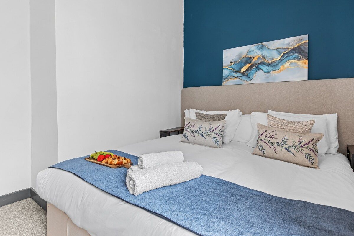 Coastal Wirral Retreat | Walk to Beach & Shops