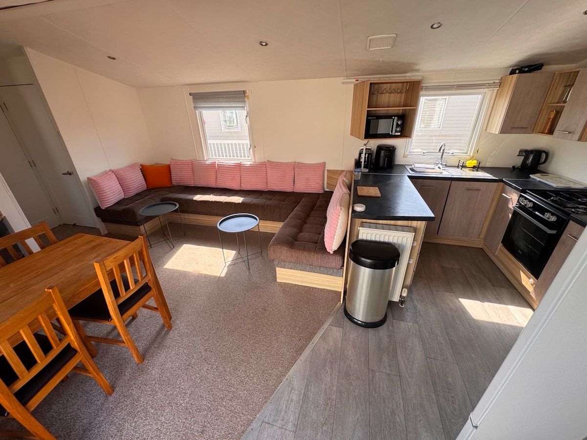 Alberta Holiday Park - 3 bedrooms, sleeps 8.