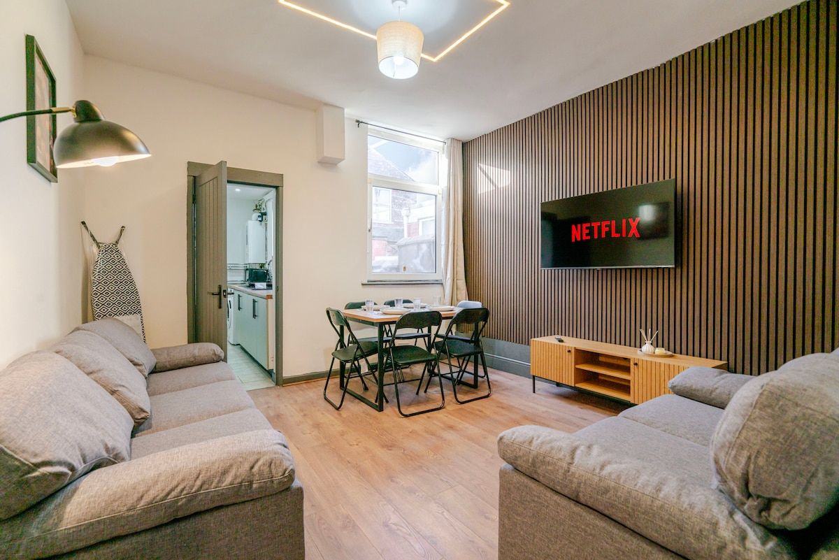 Longsight House, Manchester, Sleeps 8