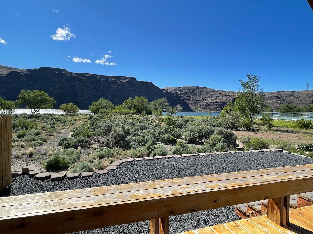 Sunland home on the Columbia River, stunning views