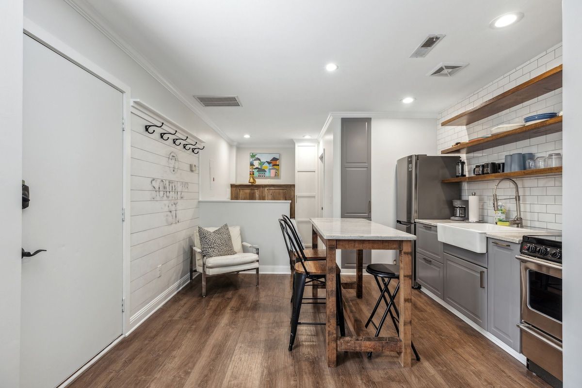 Diamond Courtyard | Historic Downtown | Parking