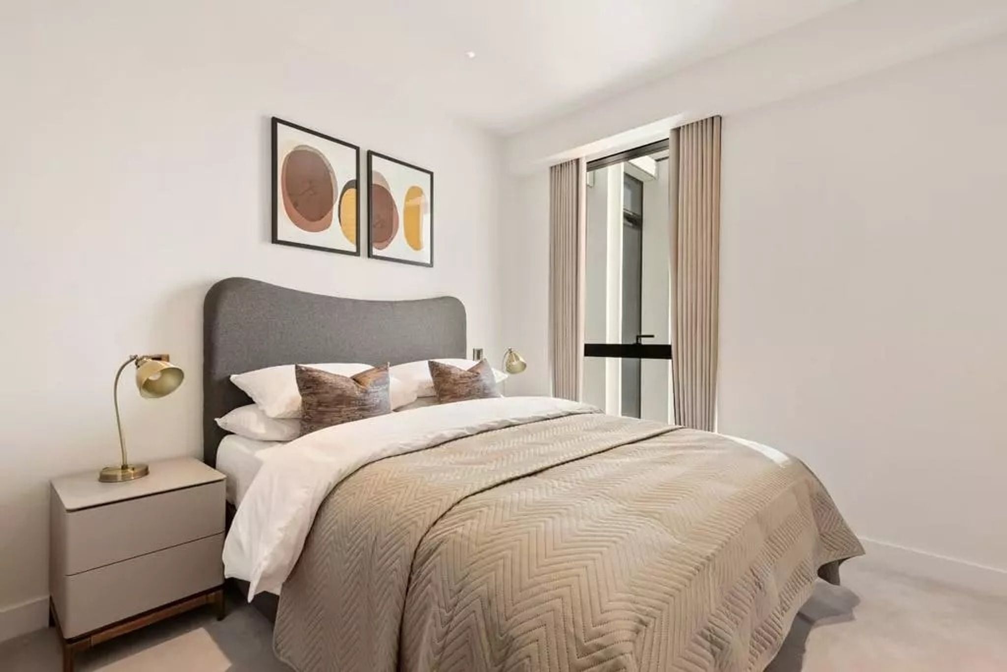 Entire 2 bed, 2 bath near Canning Town & River