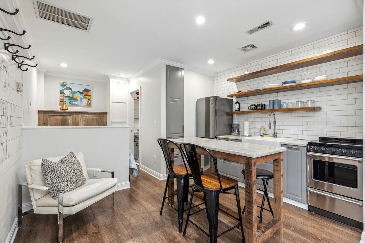 Diamond Courtyard | Historic Downtown | Parking