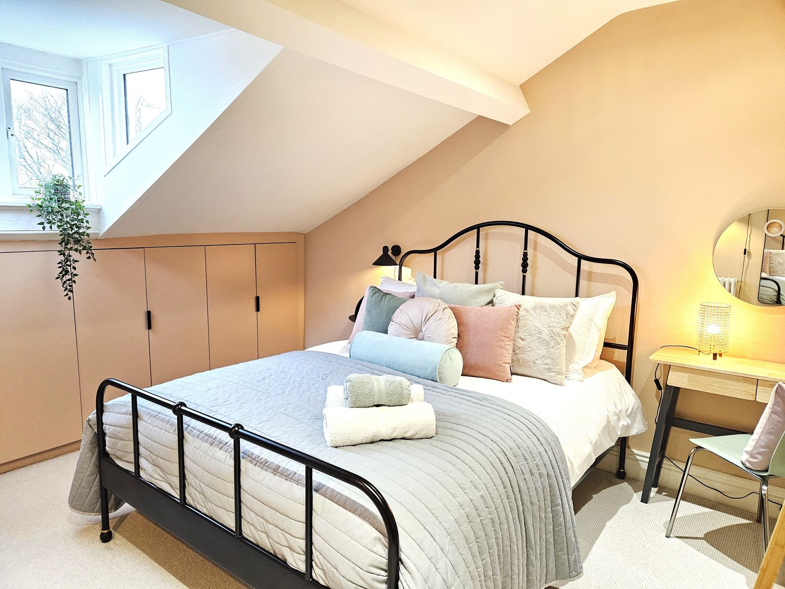 Cosy Loft Apartment Steps to City Walls & Minster