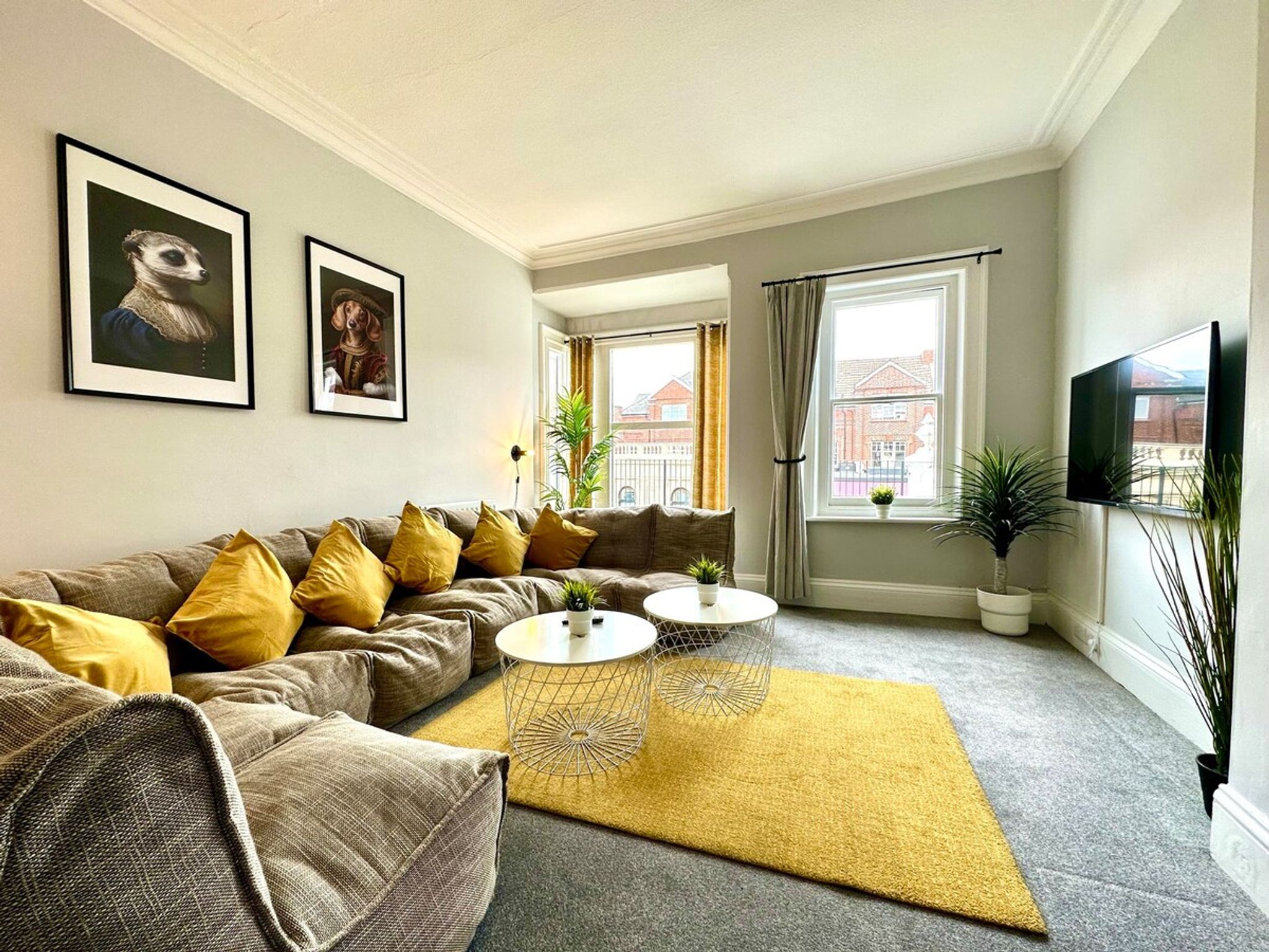 Massive 4 bedroom Duplex Apartment + Free Parking