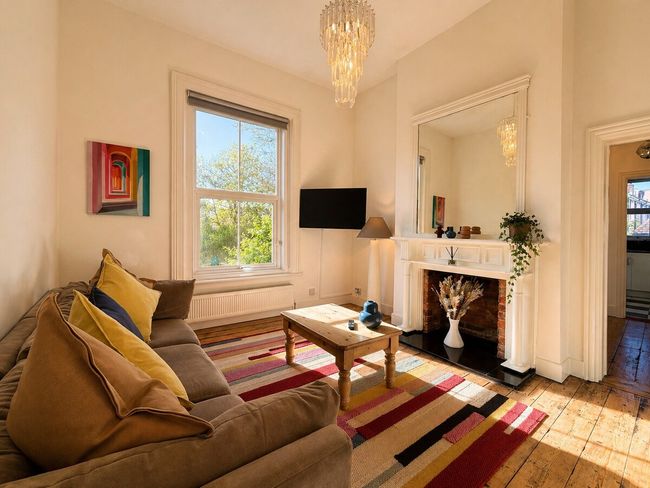 Stylish 2BR Flat • Walk to Beach, Town & Shops