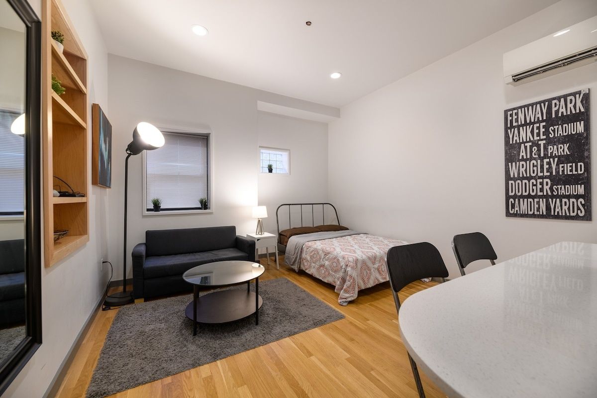 Downtown Retreat: Stylish Boston Studio
