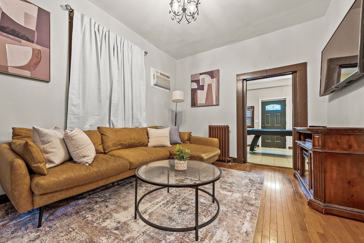 Massive NYC House w/ Pool Table | Sleeps 12