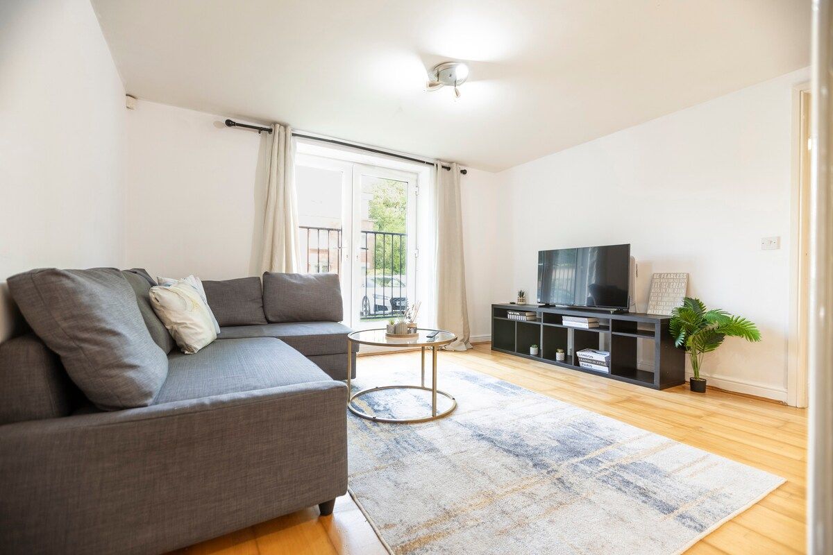 2BR Apartment with Free Parking, City Centre