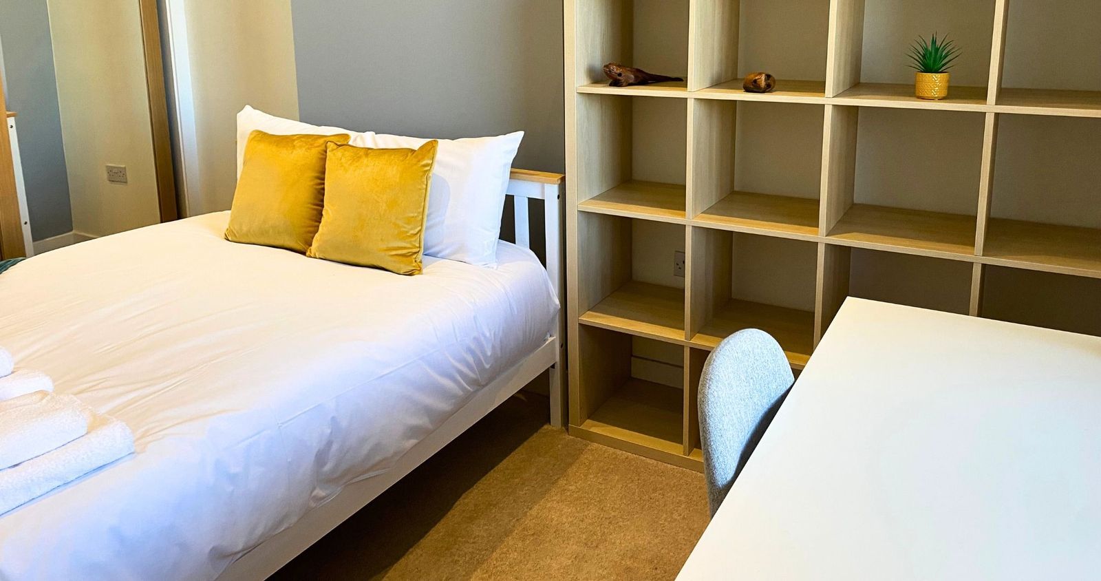Diamond 2BR| Walk to city & train | Free Parking