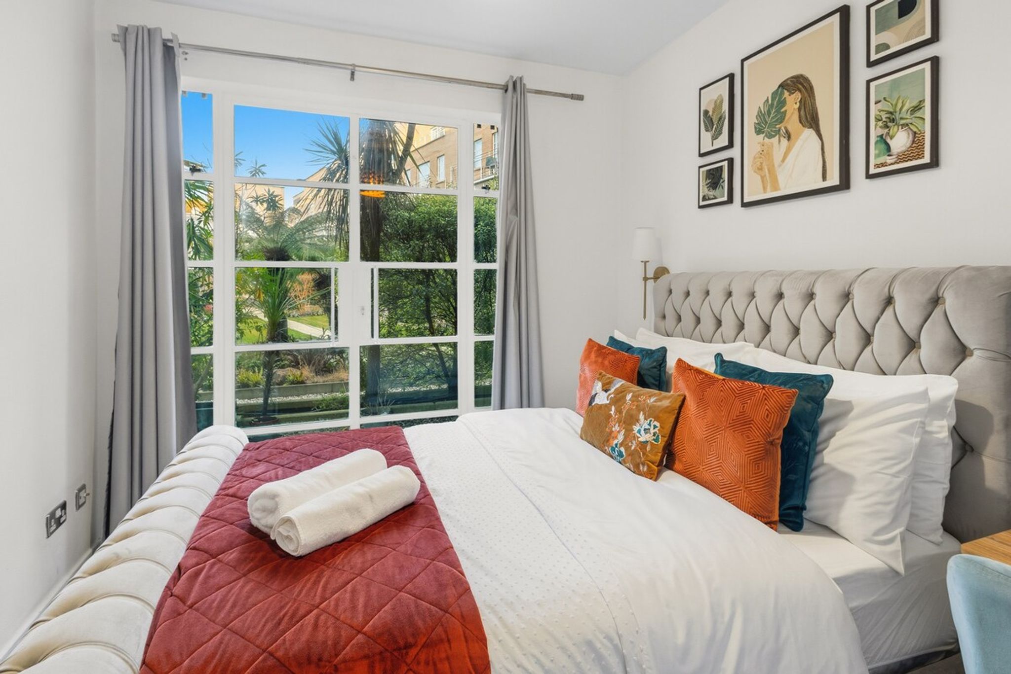 Elegant Sunny Riverside 2BR Near Canary Wharf