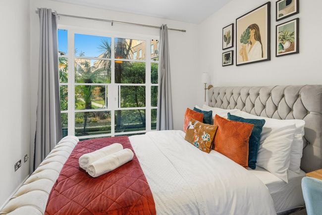 Elegant Sunny Riverside 2BR Near Canary Wharf