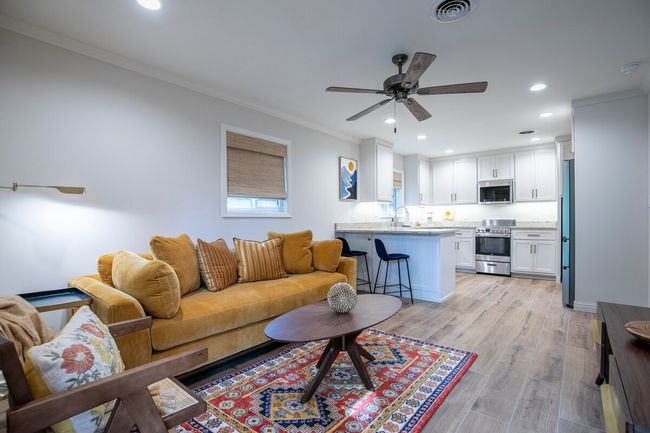 The Square Unit 3, Cozy 1 BR by VelvetDitchVillas