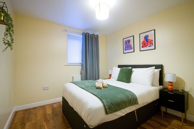 Modern 4-Bed Home EN3 | Perfect for Contractors