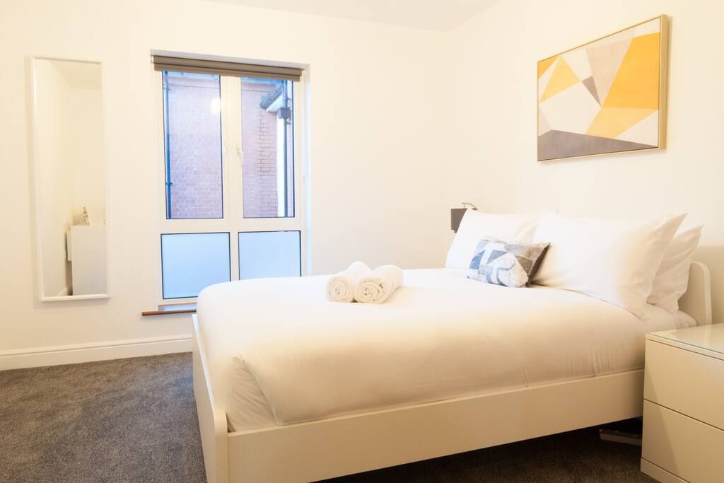 *NEW* Central Derby Apt, with Parking - Sleeps 6