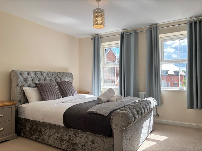 4BR Home • Gym • 3BA • Free Parking • En-suite • Near LGW Airport
