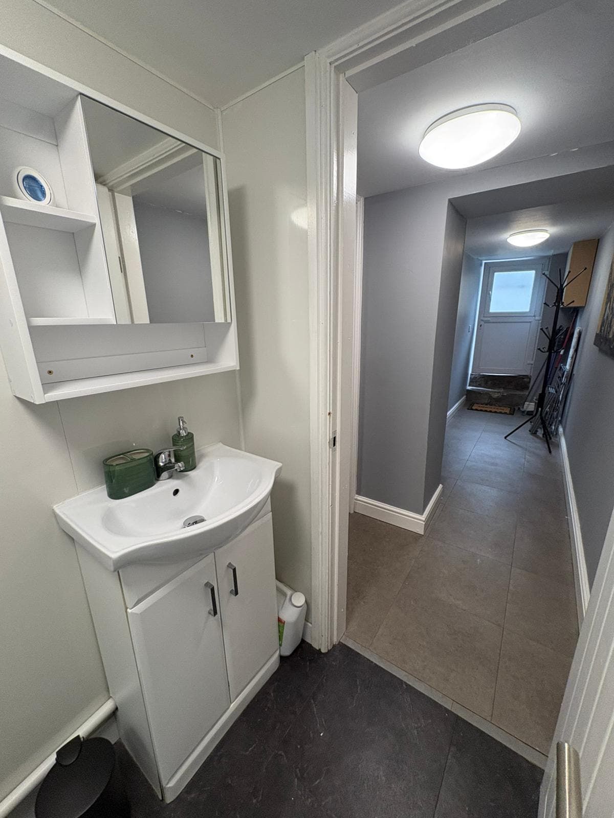 Modern 1BDR Lower-Ground Flat/Town Centre/Parking