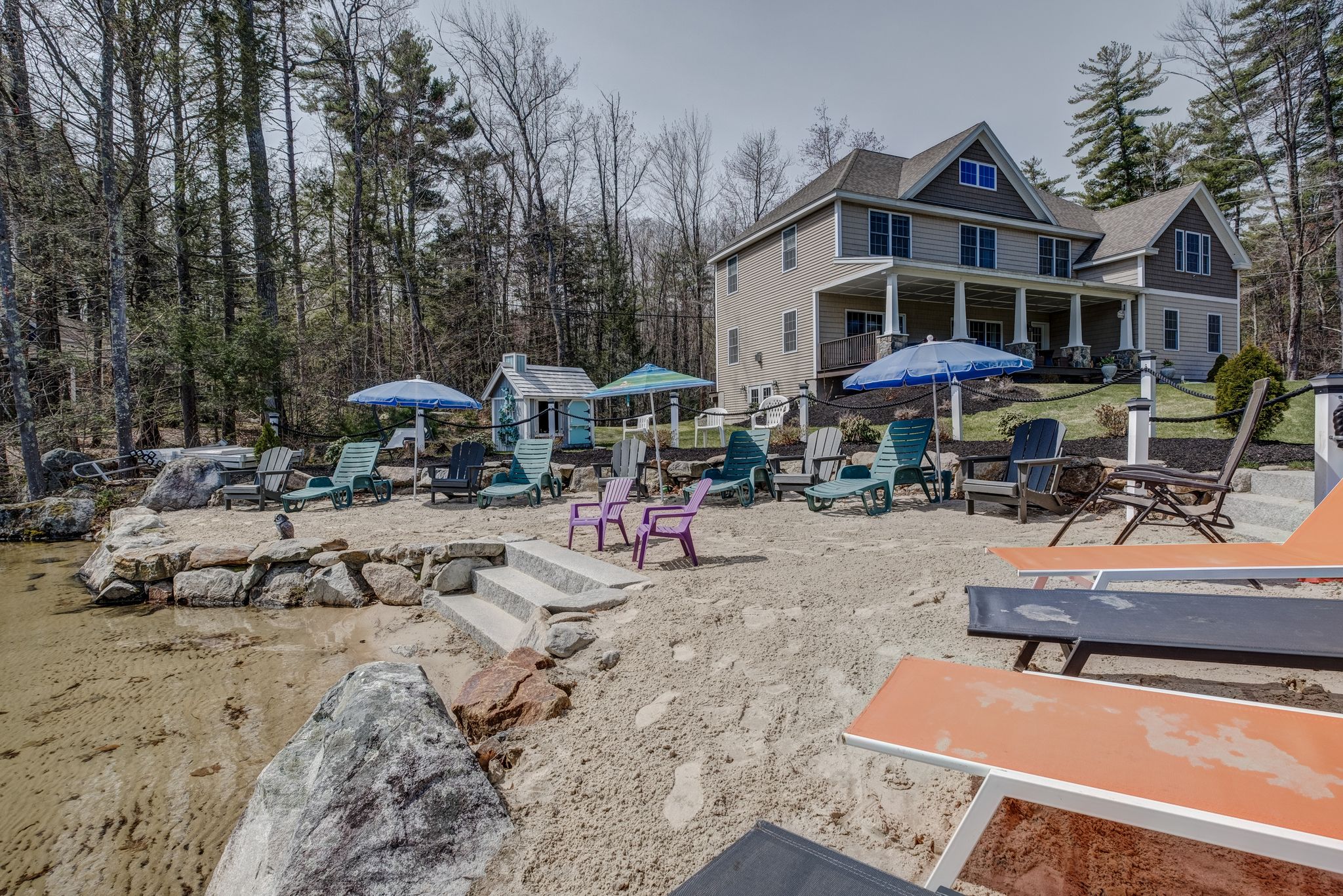 DIRECT LAKEFRONT Lodge sleeps 18 comfortably