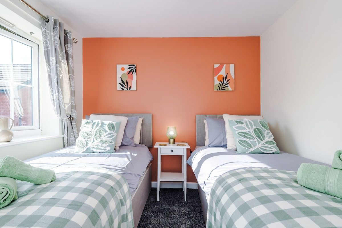 Ideal for long term stay & FREE Parking, sleeps 4!
