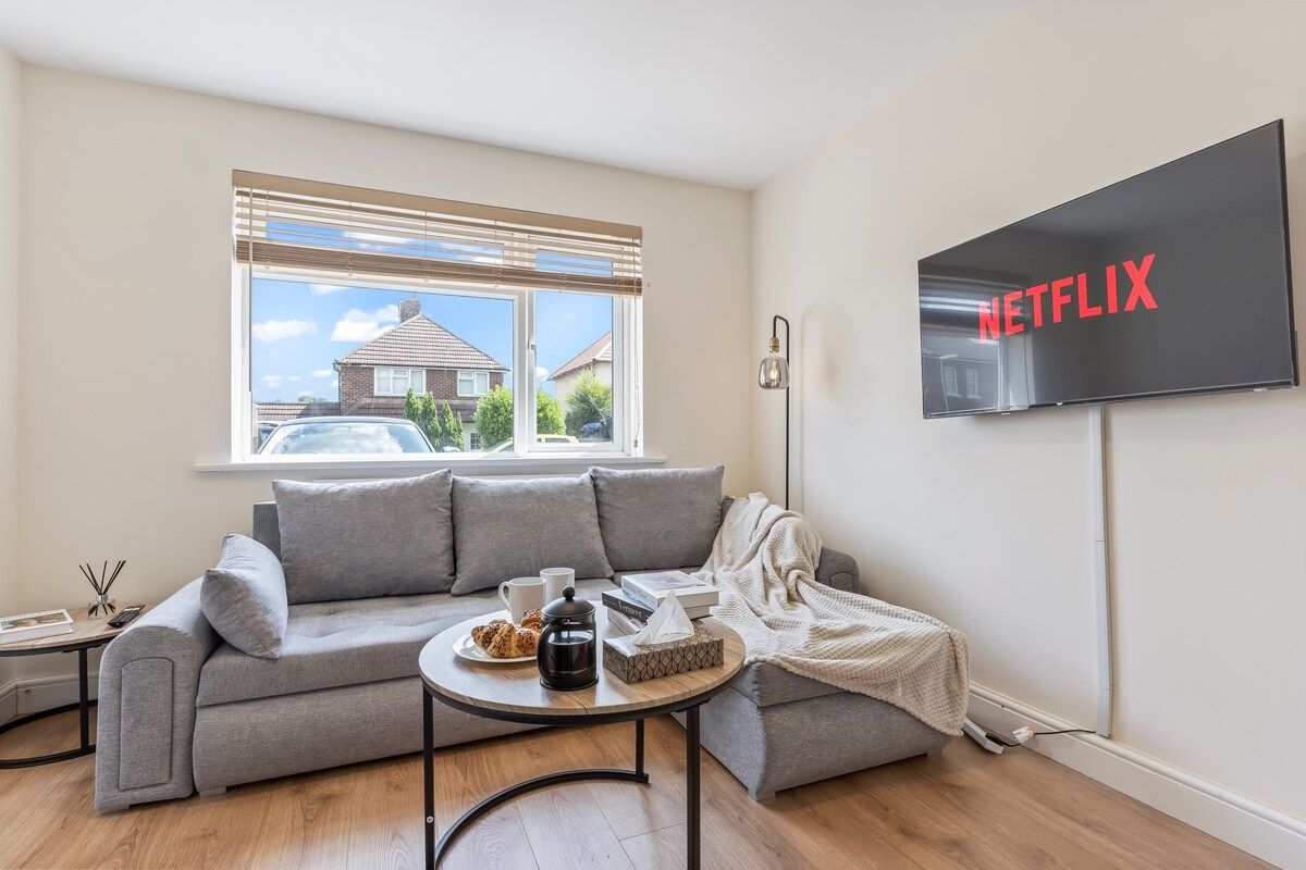 Lovely flat near Gatwick Airport