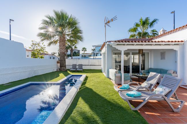 Villa by the ocean with private pool / garaje / barbecue