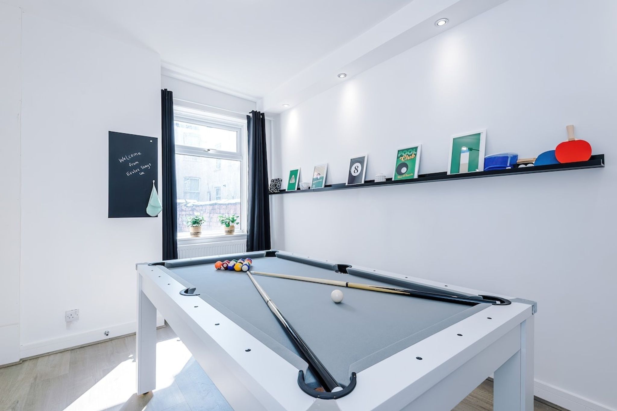 Game Room | Free Parking | 4Bed Home In Salford