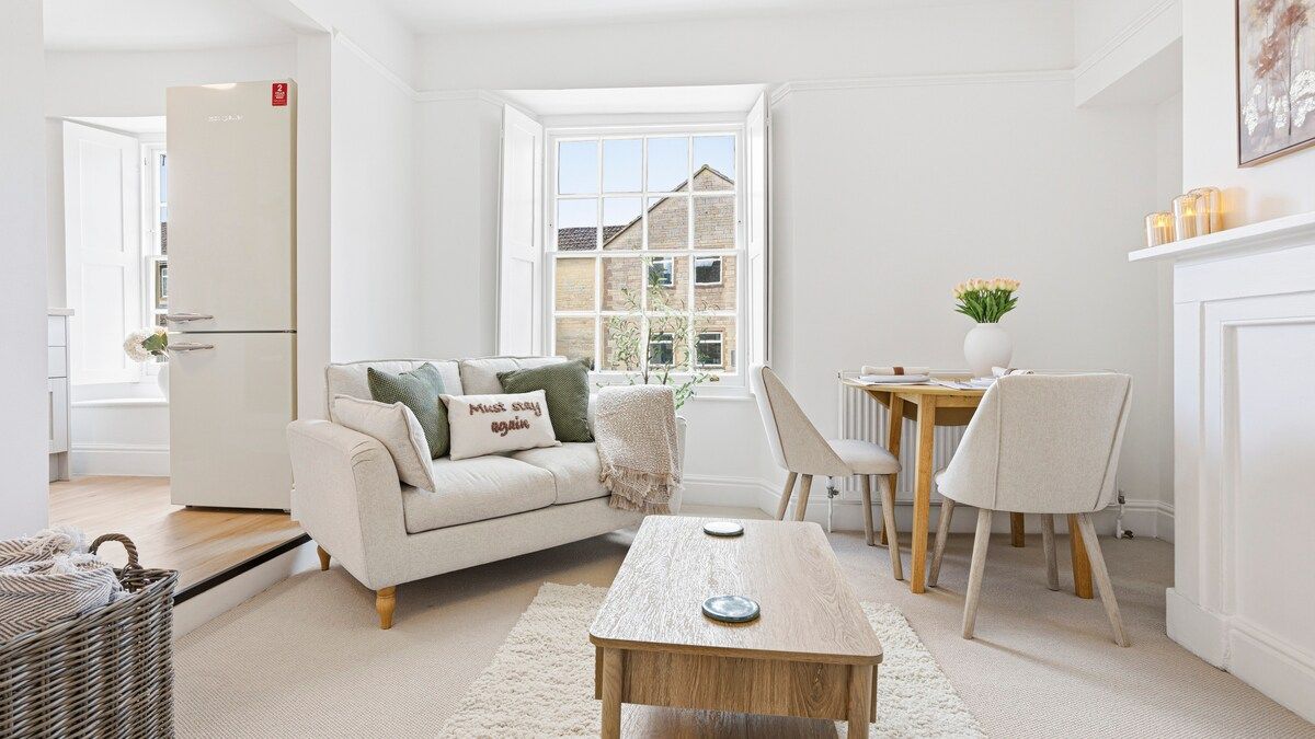 The Nook - 1-bed cosy central apt - king bed, coffee bar