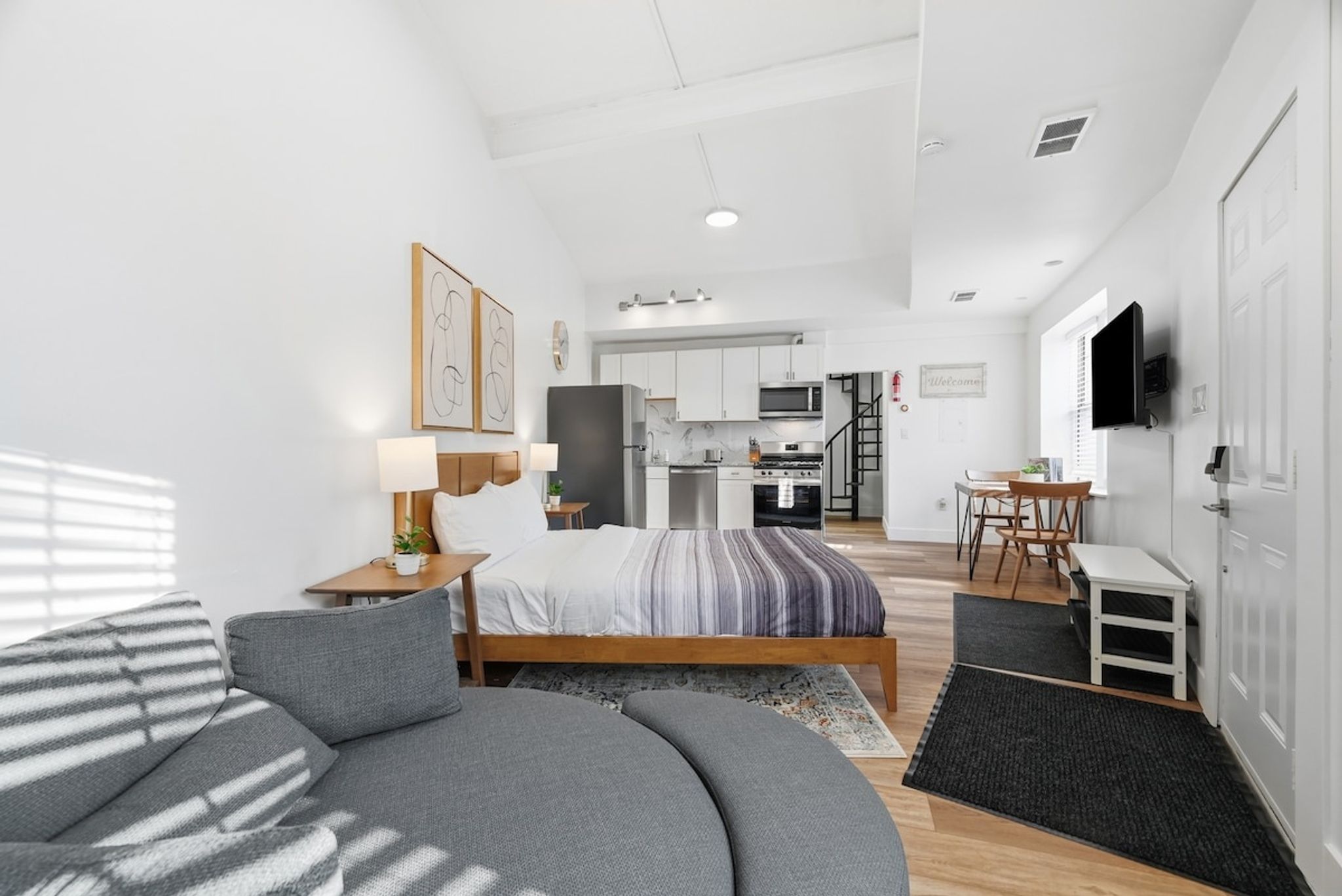 Dormont Pittsburgh 1A Bright and Cozy Studio Apartment With Free Street Parking