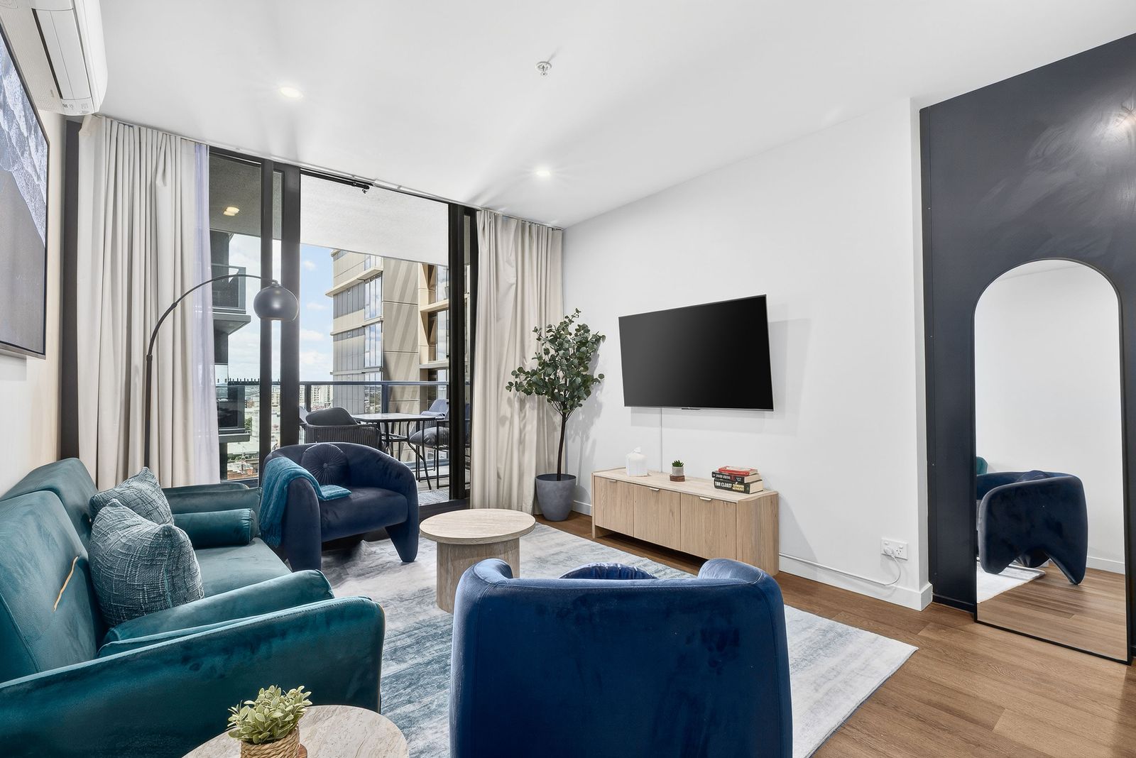 Modern 2BR Fortitude Valley Apt + Balcony Views