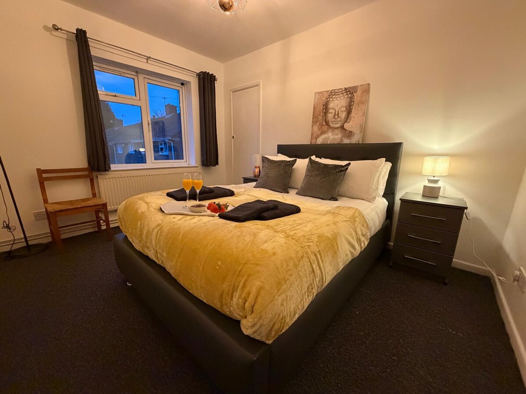 Wolverhampton 2 Bed Apartment Sleeps 2