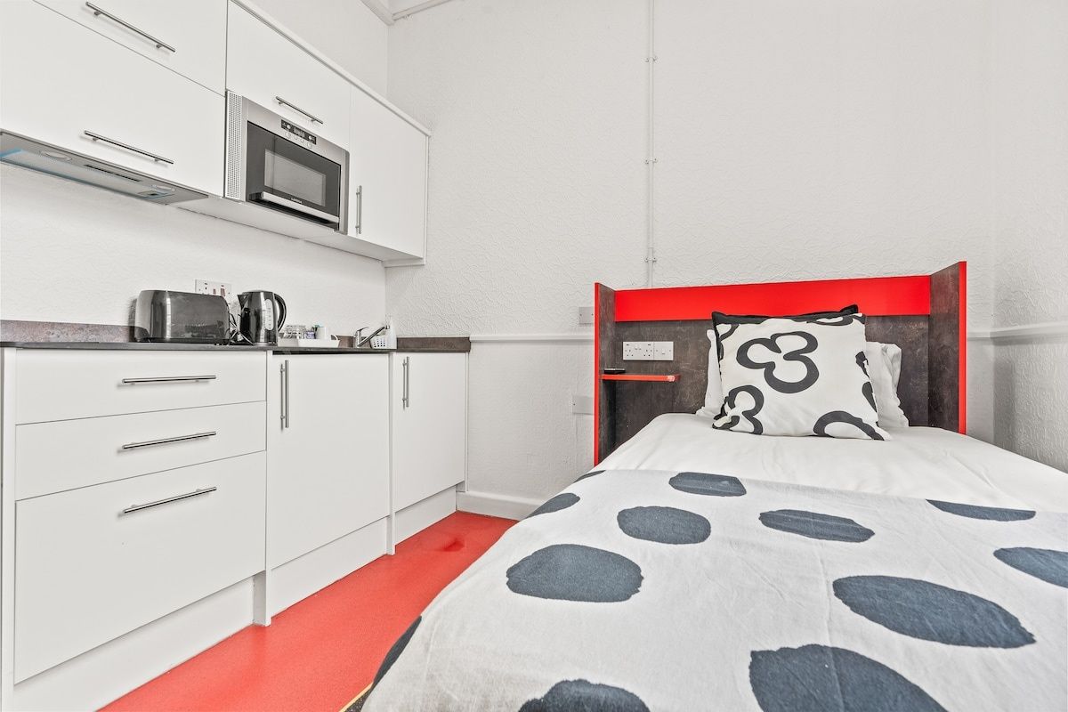 Compact Studio for 1•Kitchen, WiFi, Parking–Dudley