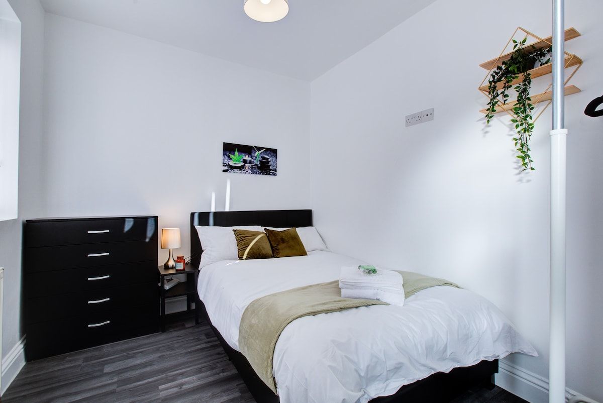 6 Bed 3 Bath House
