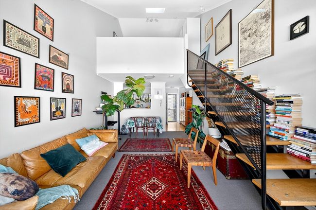 Escape to Newtown - Comfy Loft Apt -Parking-Pool