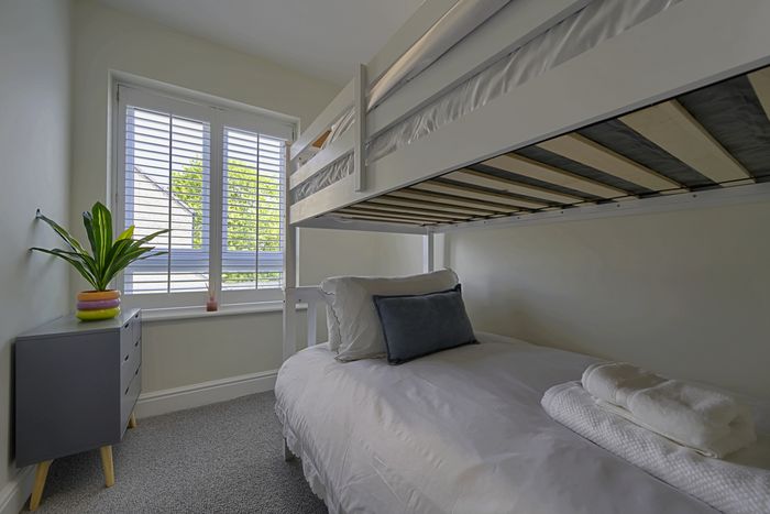 House in Harrogate: Stylish Yorkshire Base for 6, Parking Included, photo 5