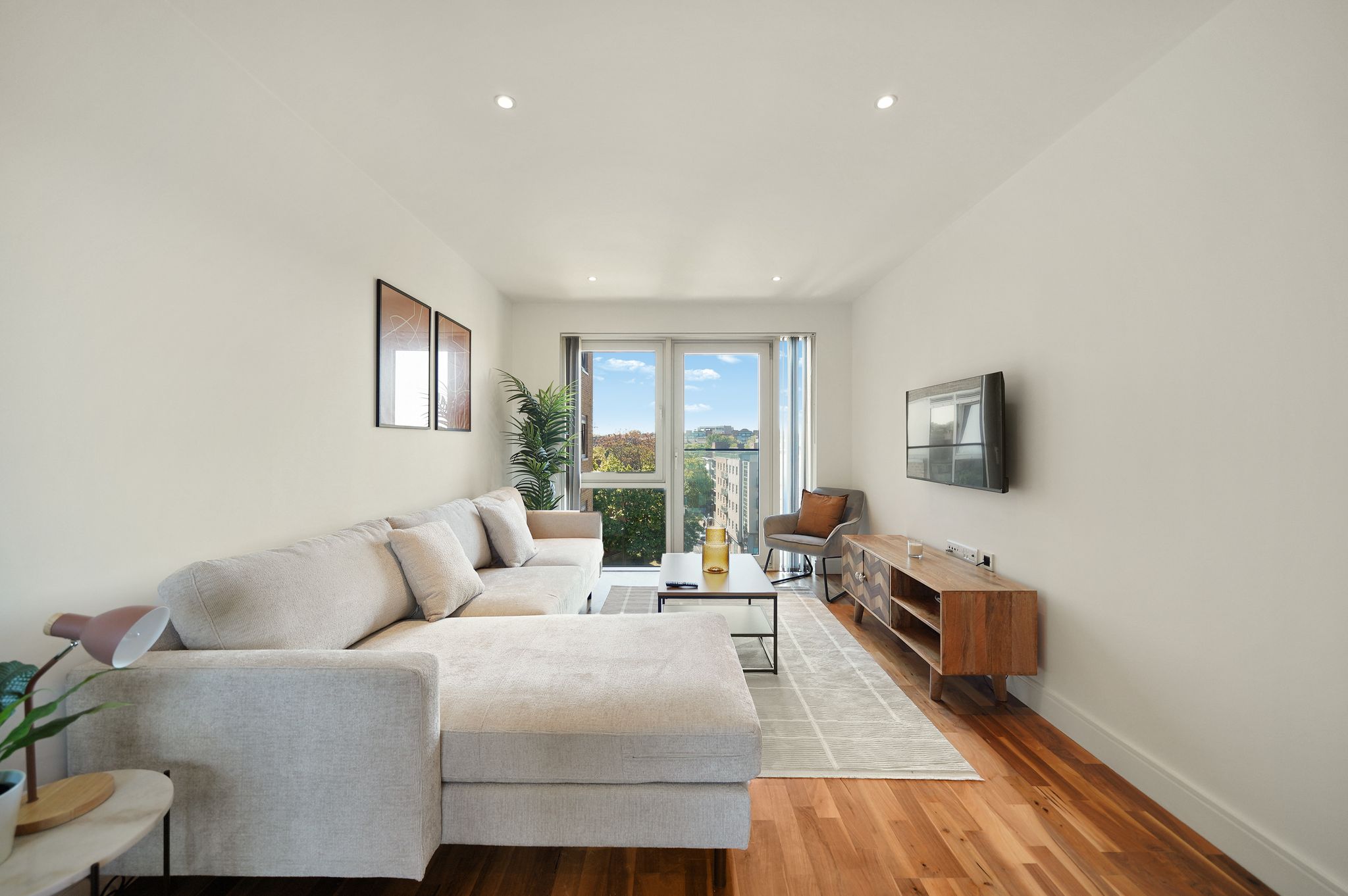 2 Bed 2 Bath Flat near Clapham Junction w/Parking