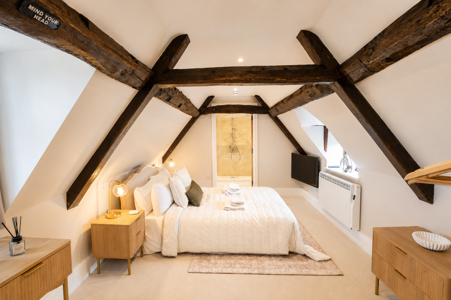 Lygon Lookout | Cotswolds Stay for 2 | Pet-friendly w/ Roof Terrace