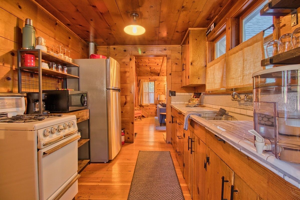 Ray's Dear Cottage A relaxing cabin close to town... image 3