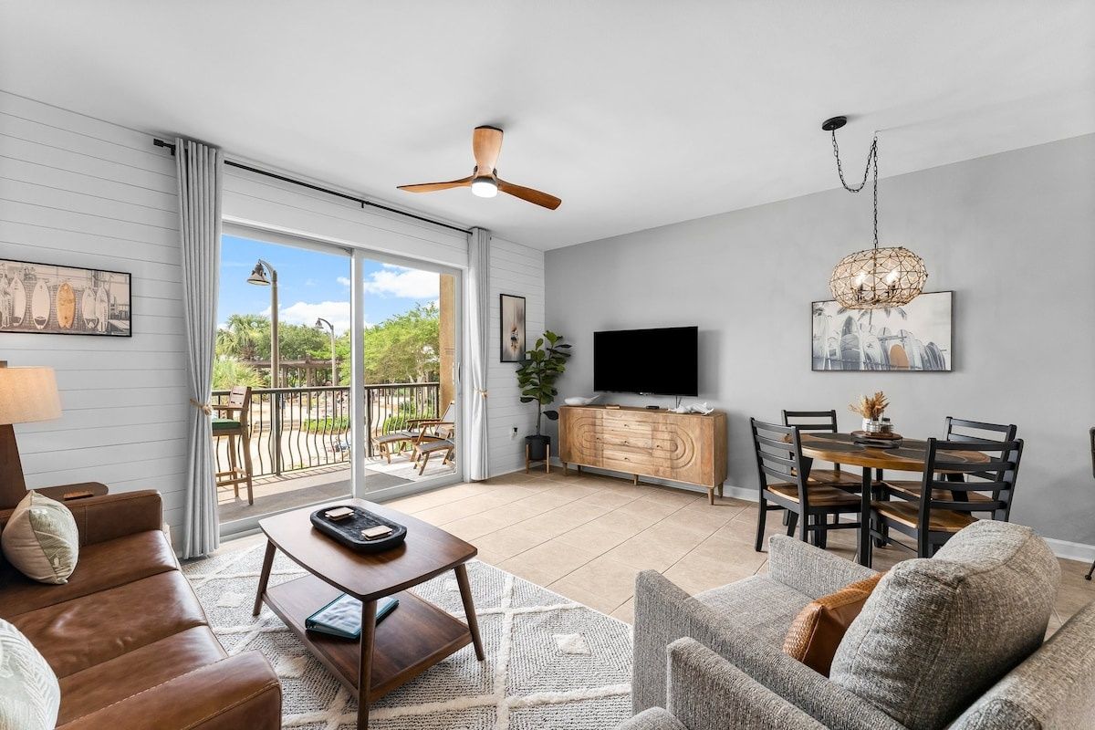 Beach Resort 211 - Stunning Poolside Condo Near Beach. Beach Service Included!