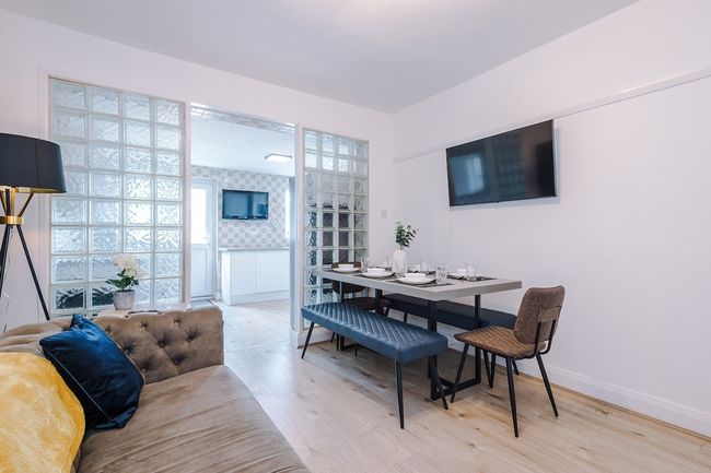 Classic 4 Bedroom House on the Wirral| Sleeps 7 - Perfect for Contractors