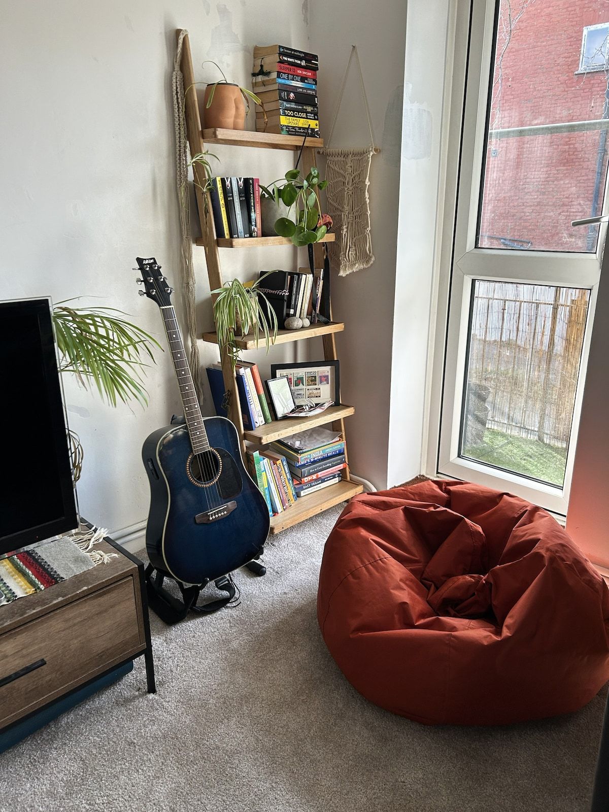 Peaceful 2-bed with balcony & free parking