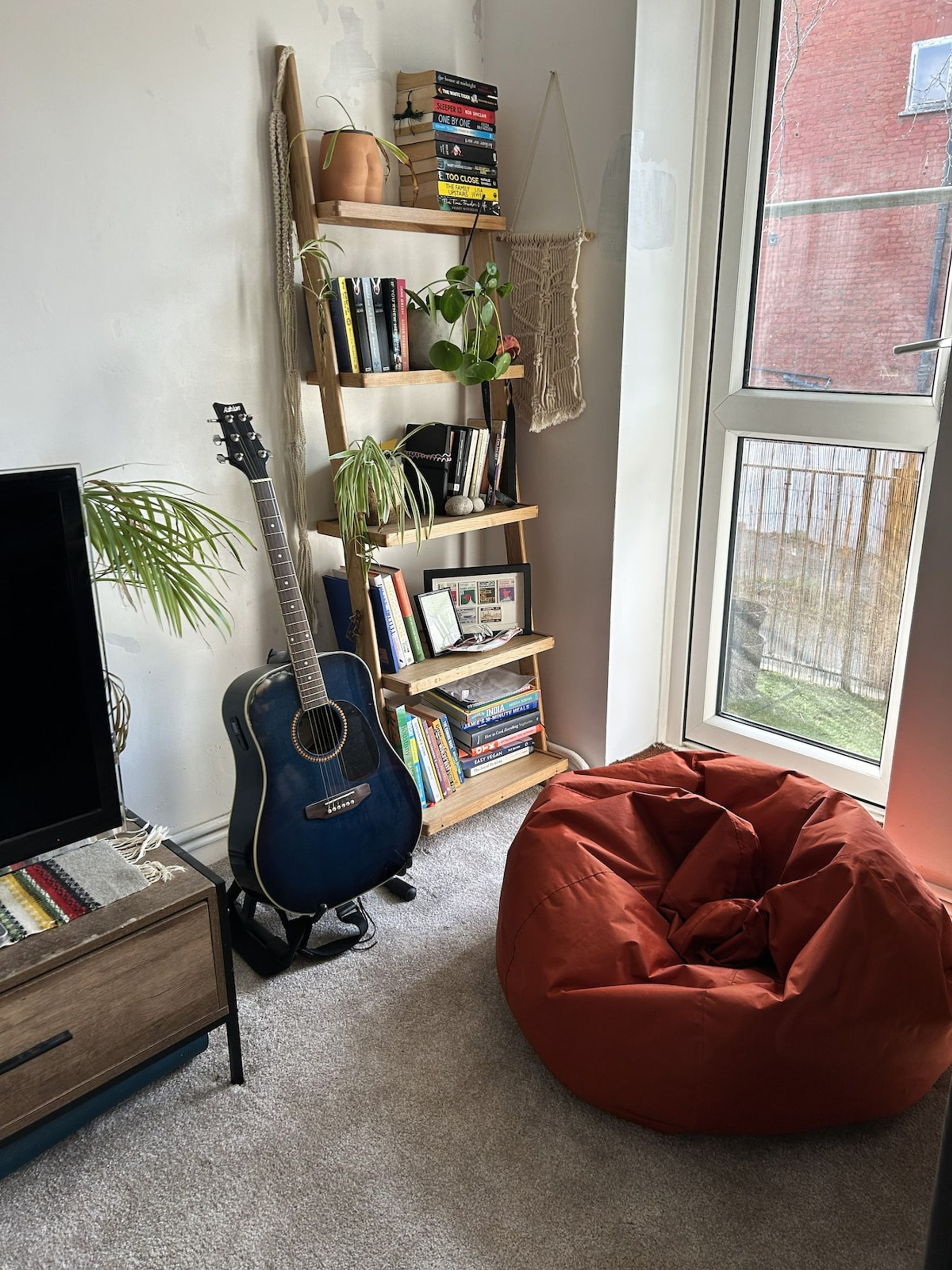 Peaceful 2-bed with balcony & free parking